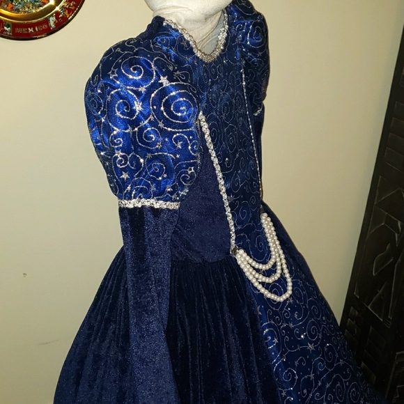 GIRLS Size 7 beautiful winter dress - Picture 3 of 9